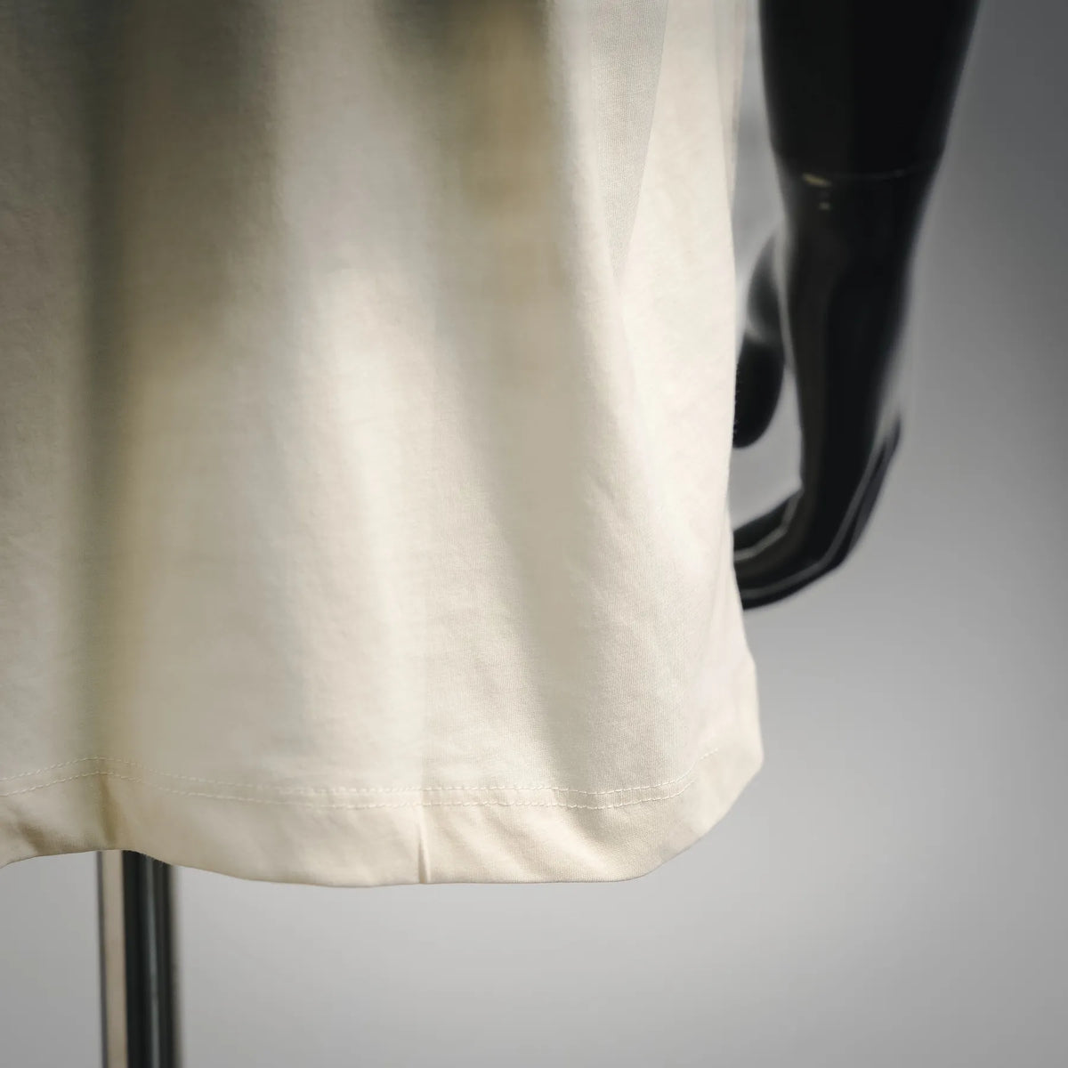 Off-white short-sleeve T-shirt hem with subtle stitching detail