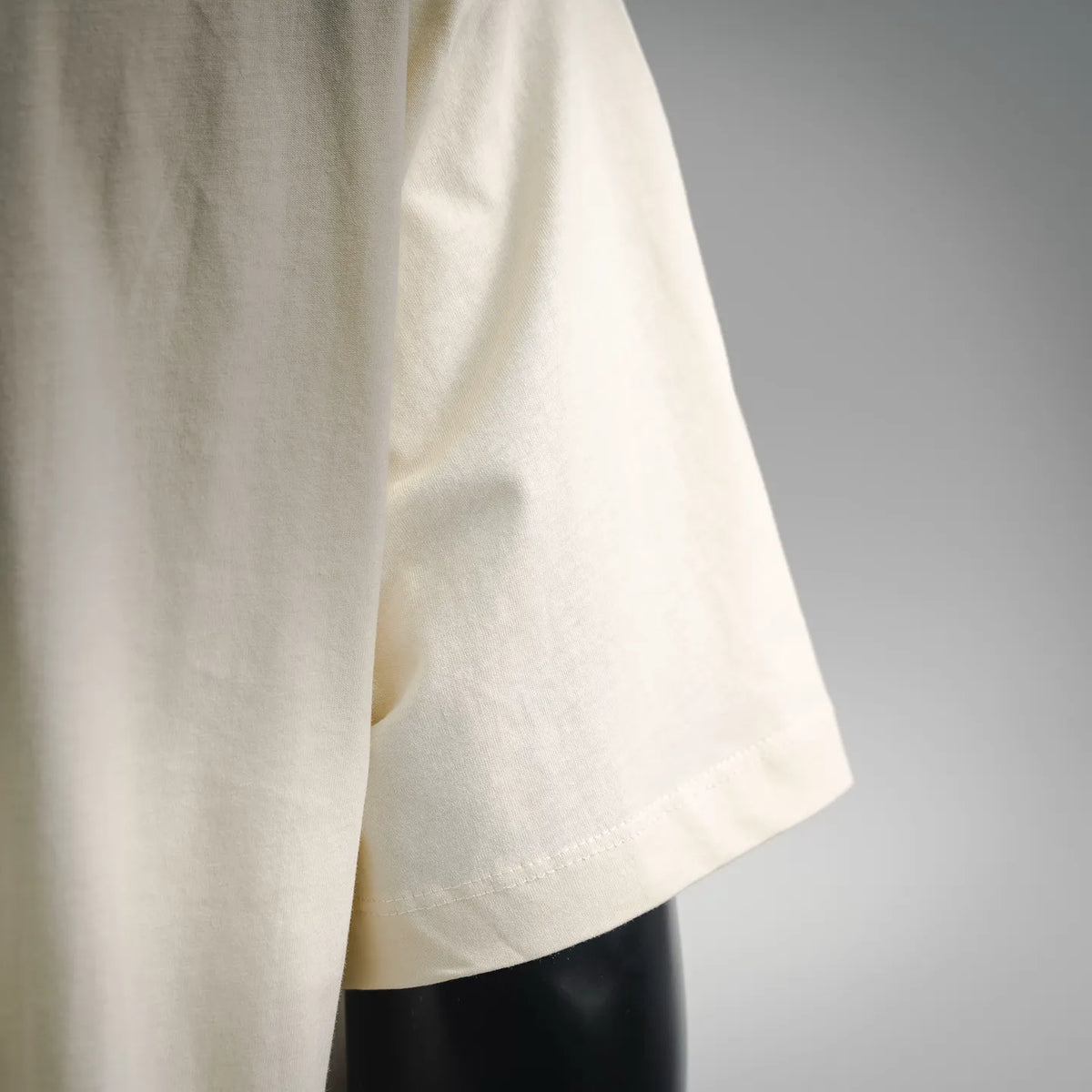 Off-white short-sleeve T-shirt sleeve and side seam