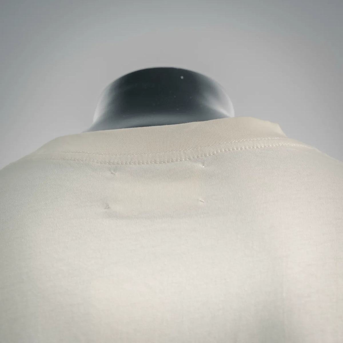 Off-white short-sleeve T-shirt back neckline and collar seam