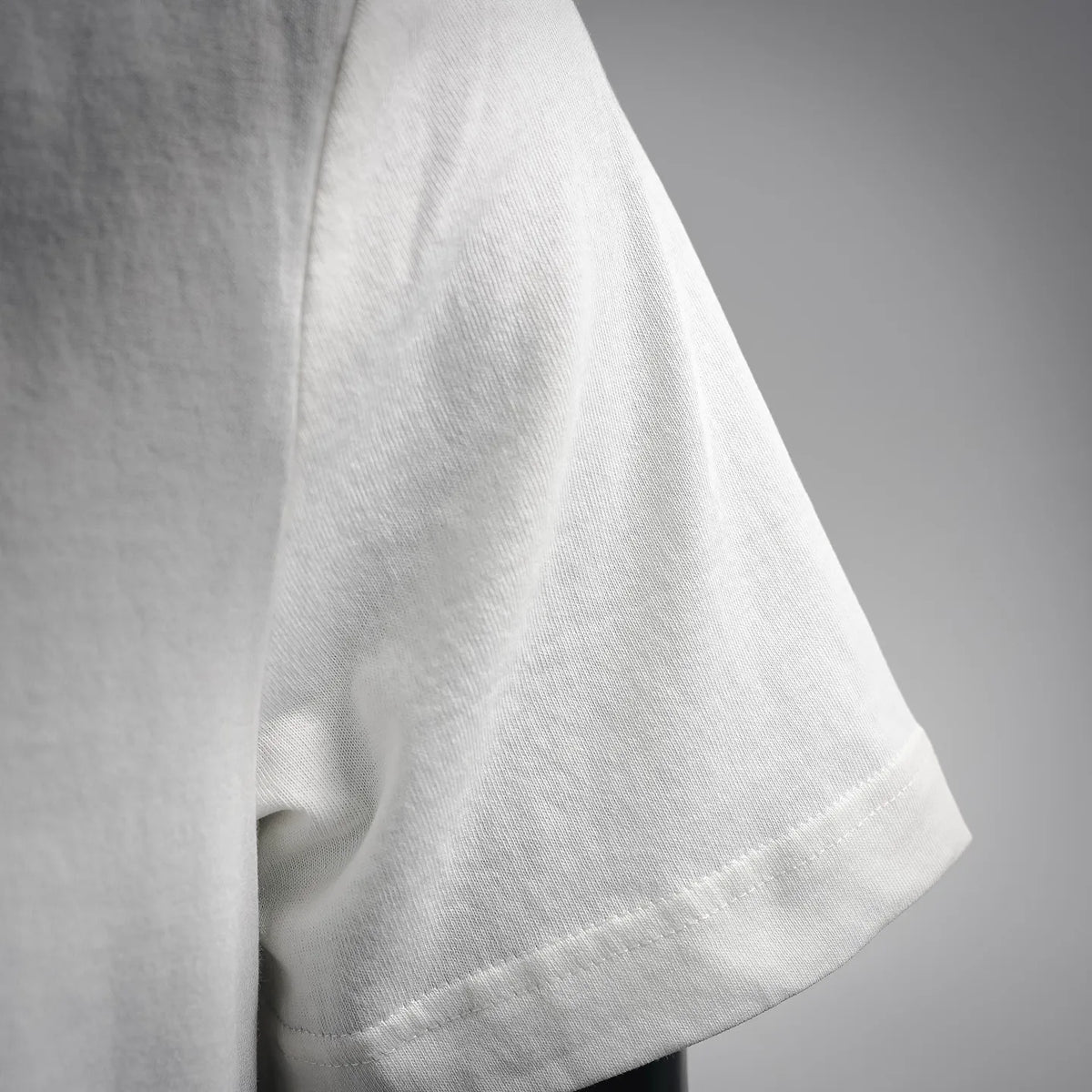 White short-sleeve T-shirt sleeve and side hem seam detail