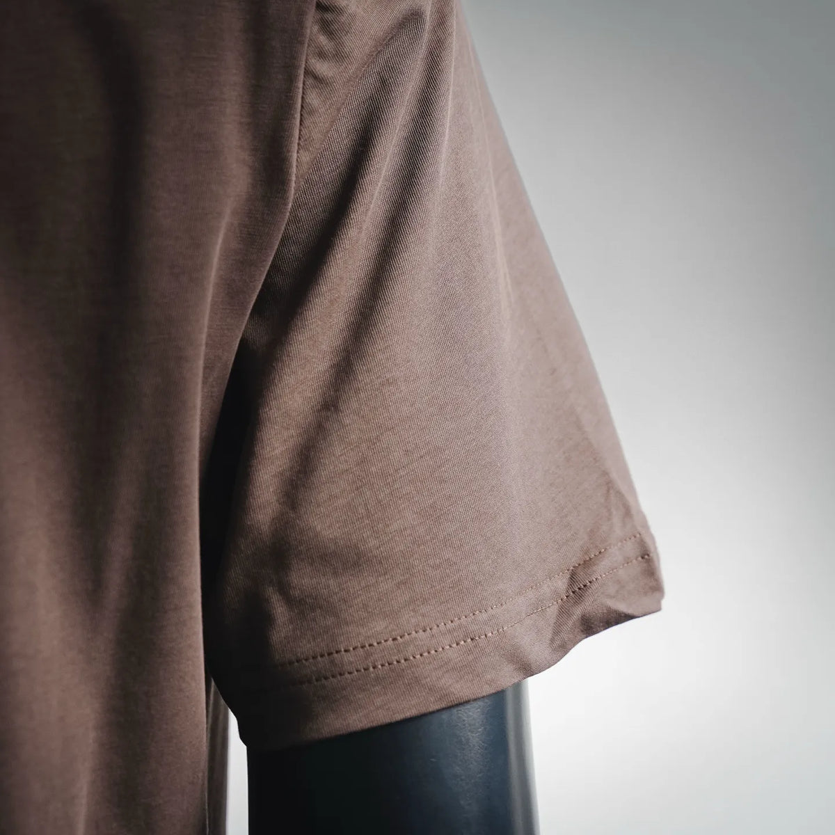 Brown short-sleeve T-shirt with stitched hem and side seam