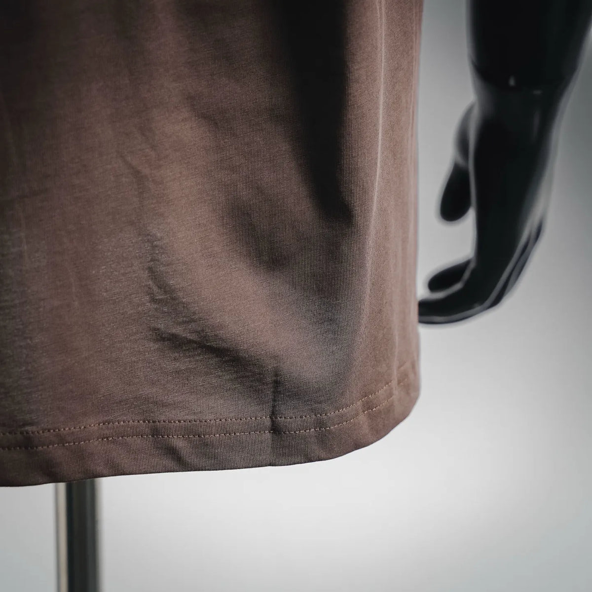 Brown short-sleeve T-shirt hem with double stitching