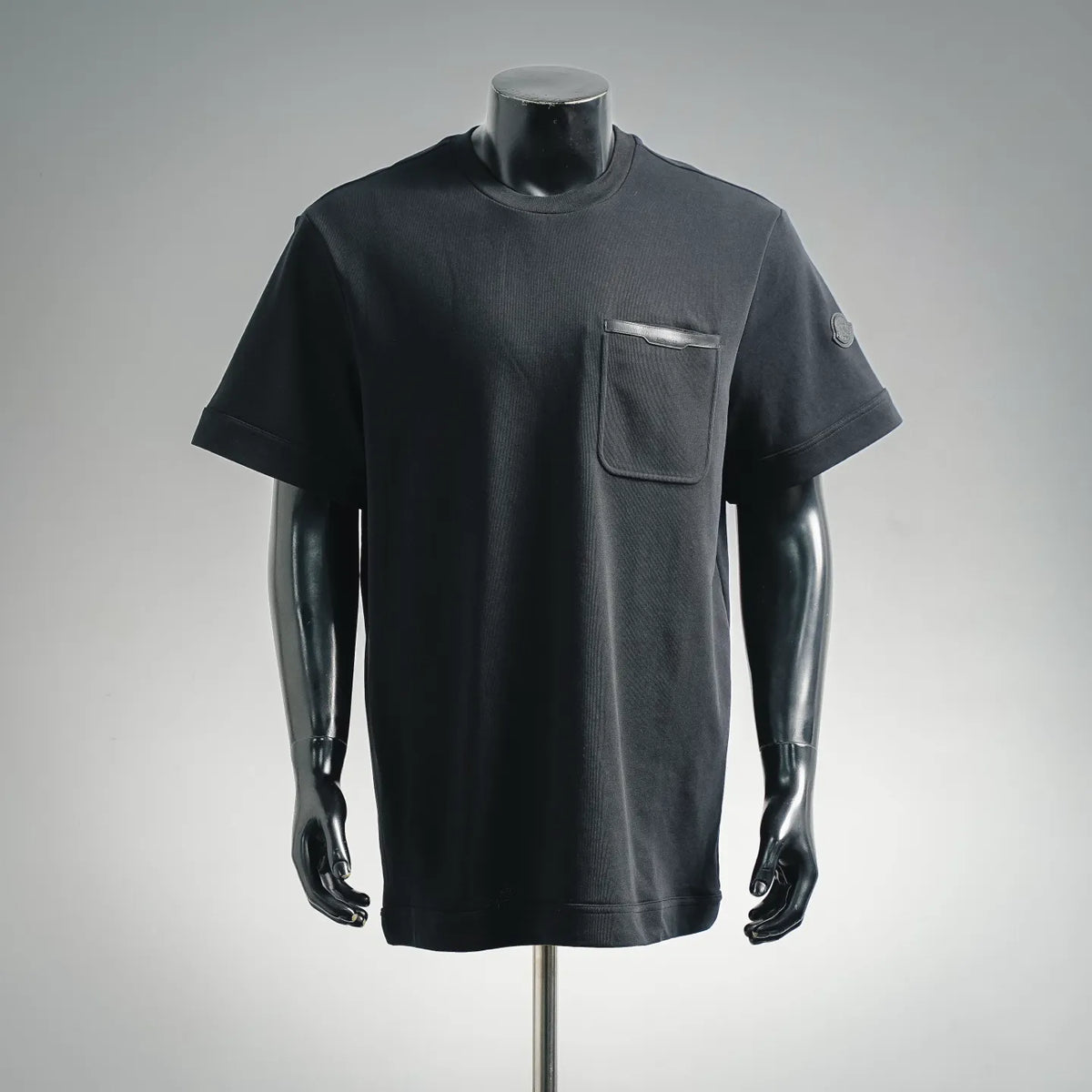 Men's Moncler short-sleeve T-shirt in dark gray with chest pocket and sleeve patch