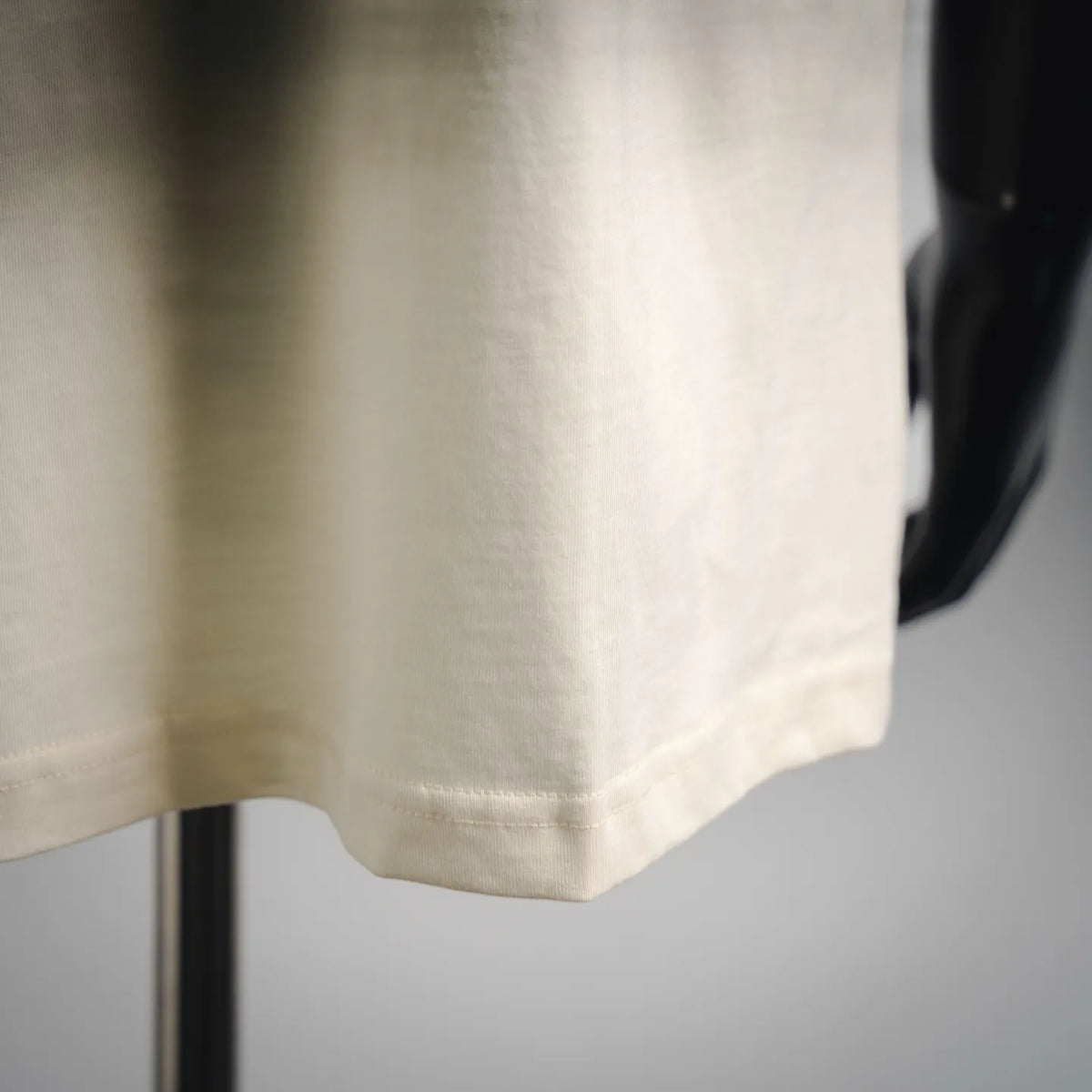 Ivory short-sleeve T-shirt hem with stitched edge detail