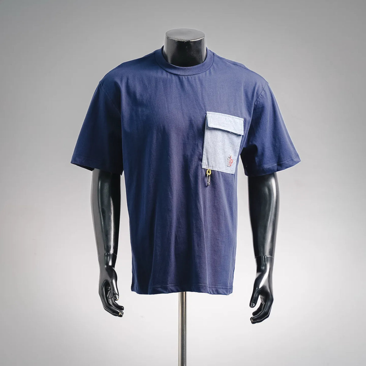 Navy short-sleeve T-shirt with crew neck, front patch pocket and zip pull detail