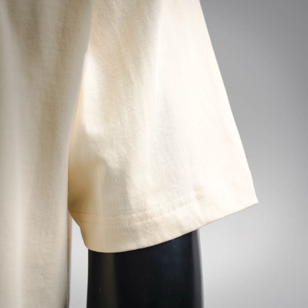 Moncler short-sleeve T-shirt hem in light cream with clean stitched edge