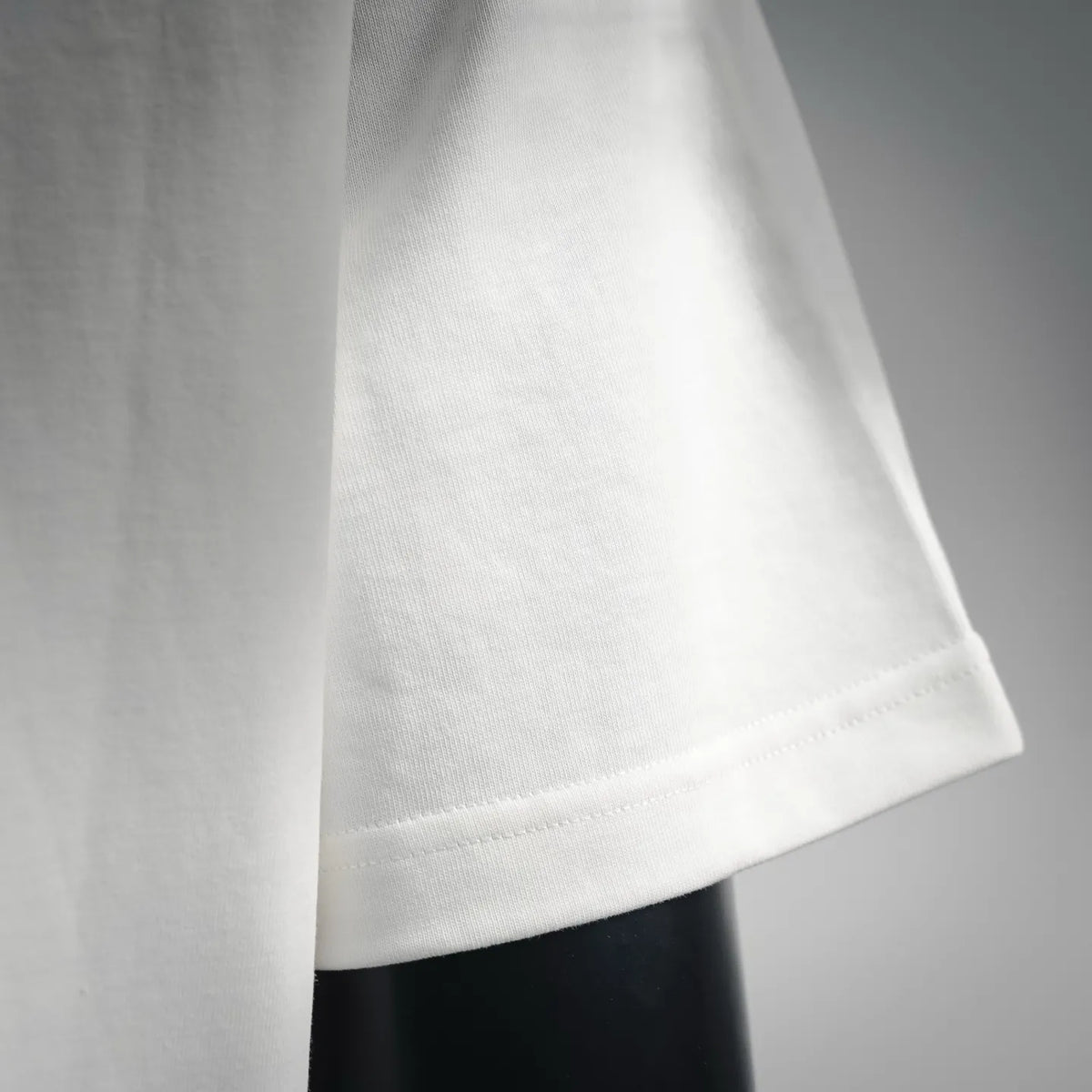 White Moncler T-shirt bottom hem with fine stitching