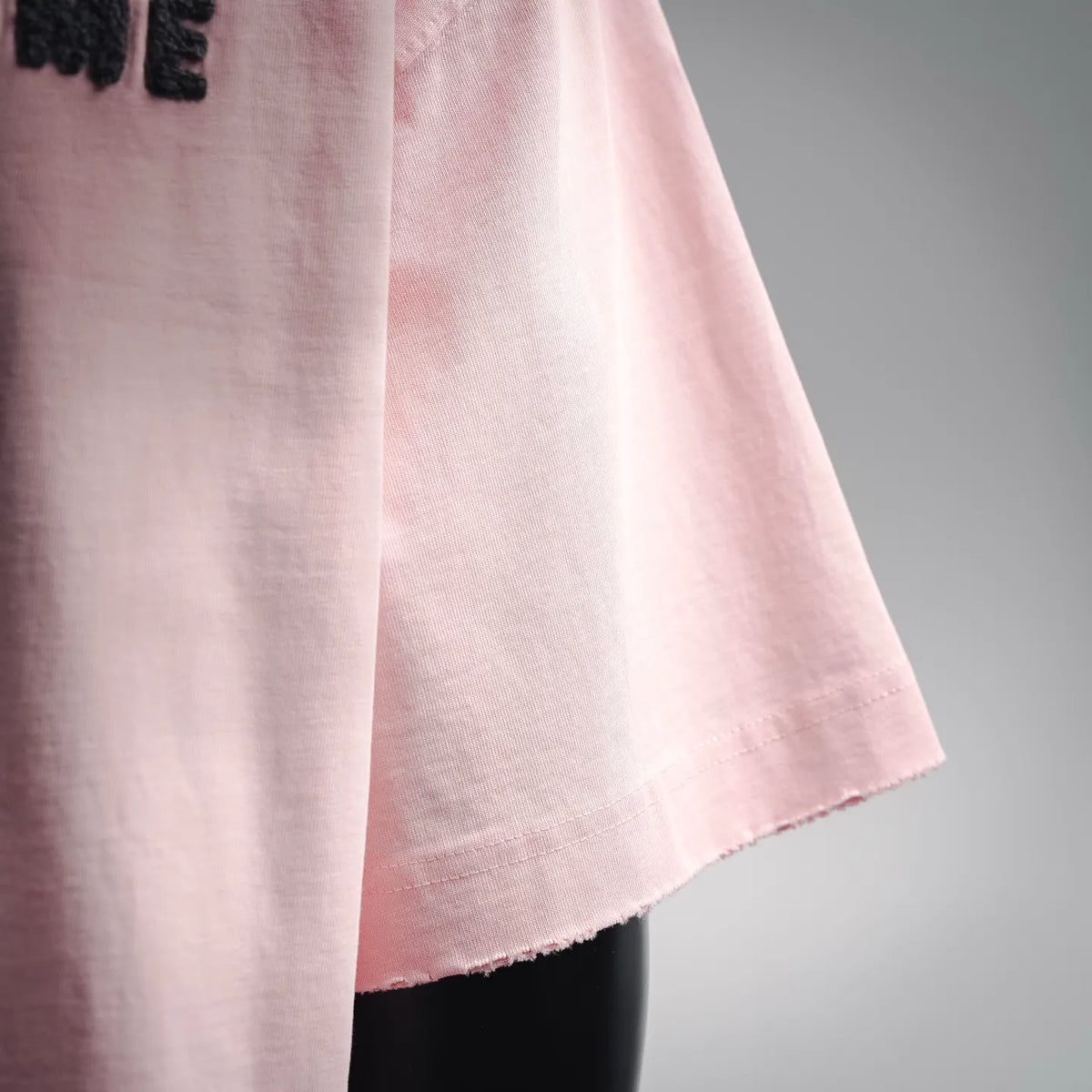 Pink T-shirt with short sleeves and clean stitched side hem