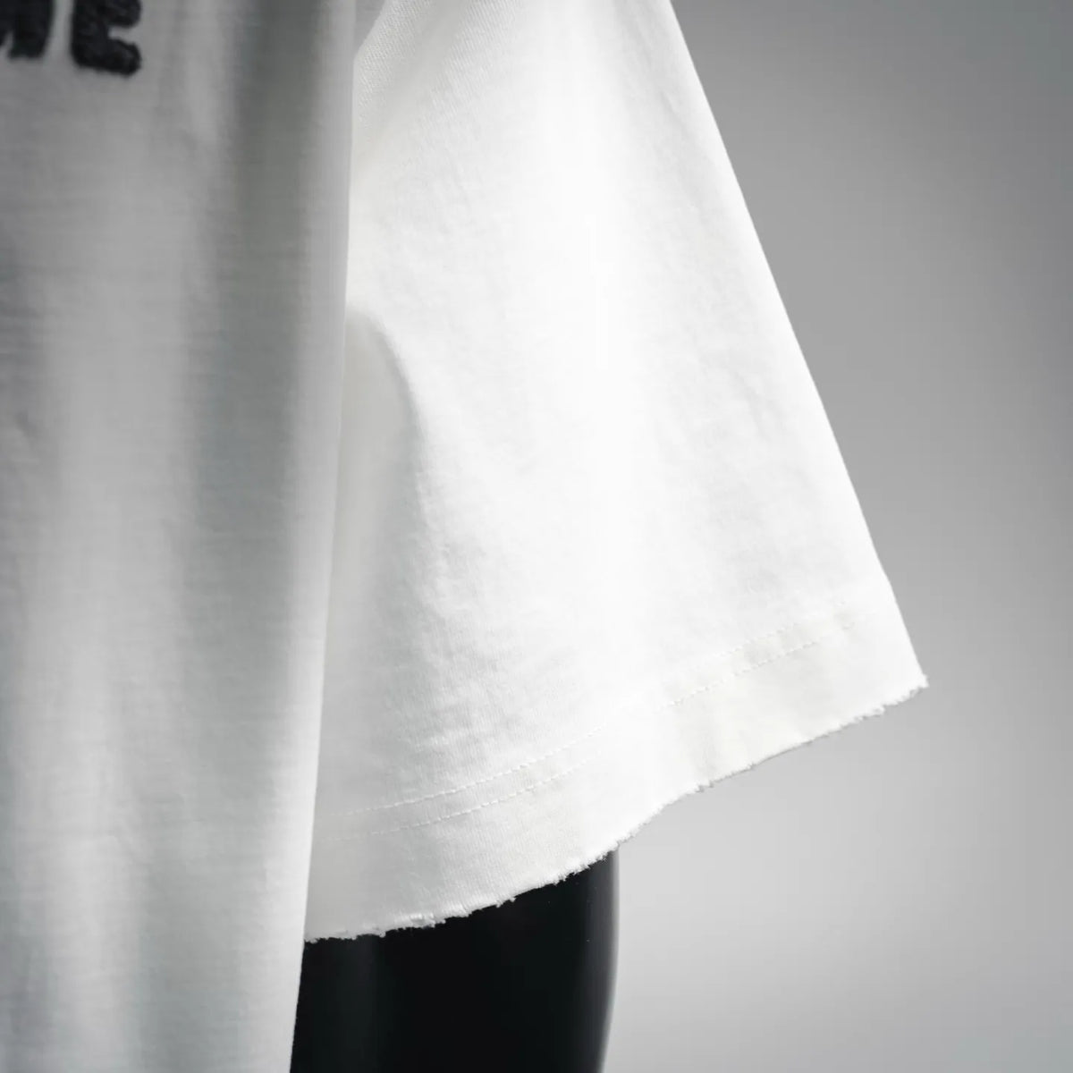 White T-shirt with short sleeve and curved hem seam