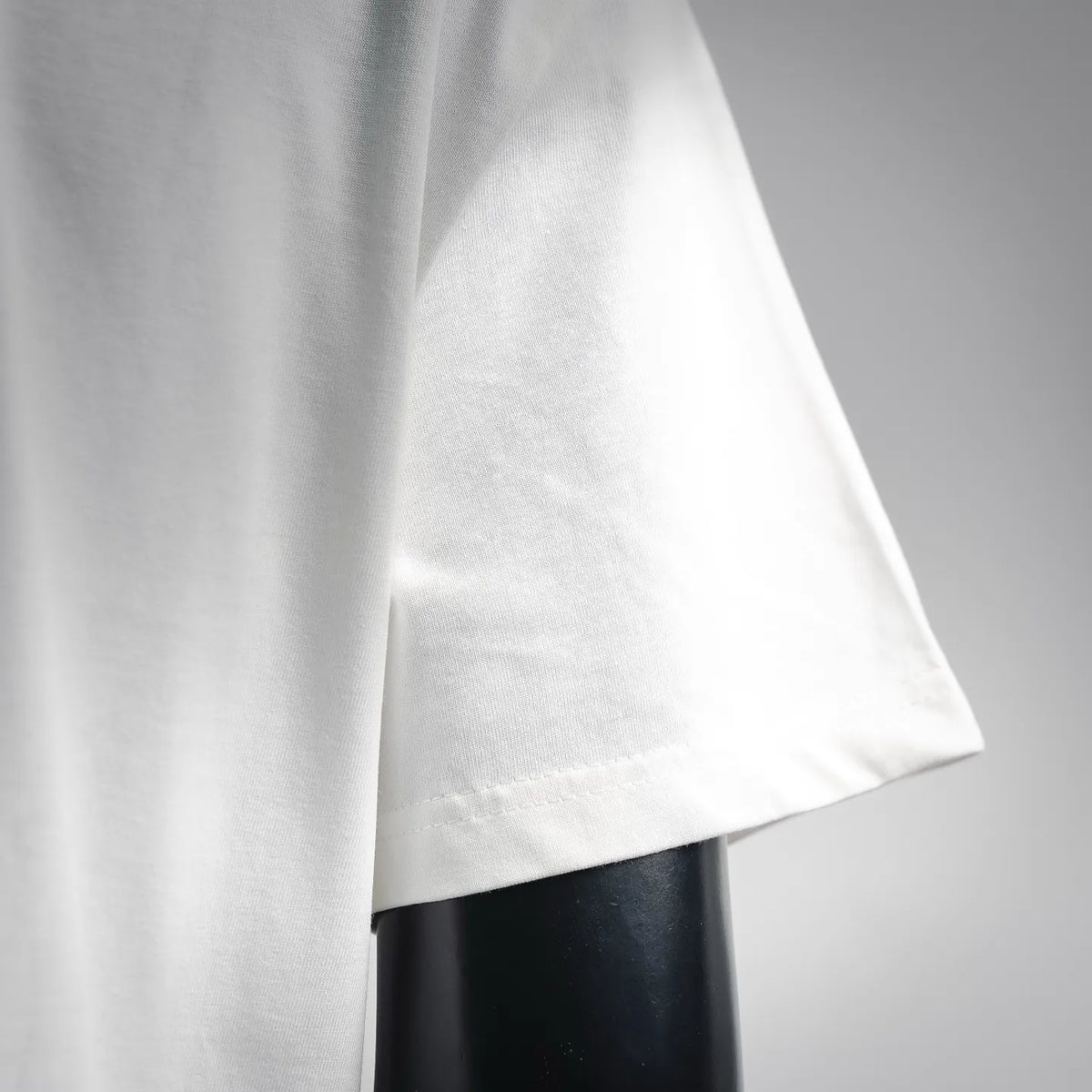White short-sleeve T-shirt sleeve and bottom hem seam detail