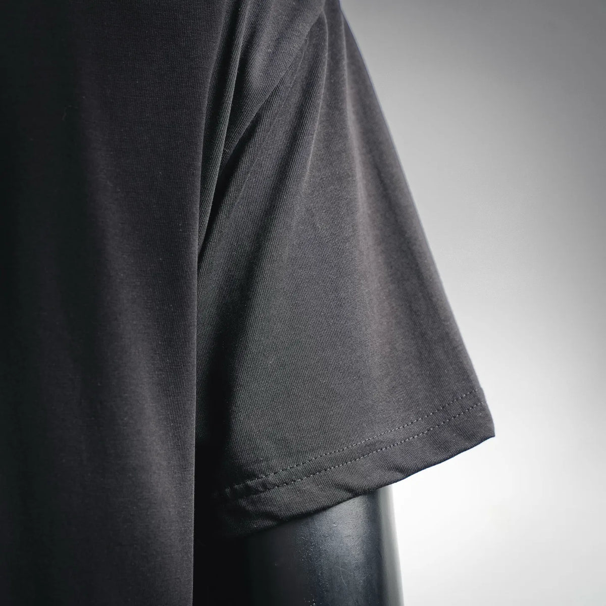 Moncler black short-sleeve T-shirt sleeve and hem stitching detail