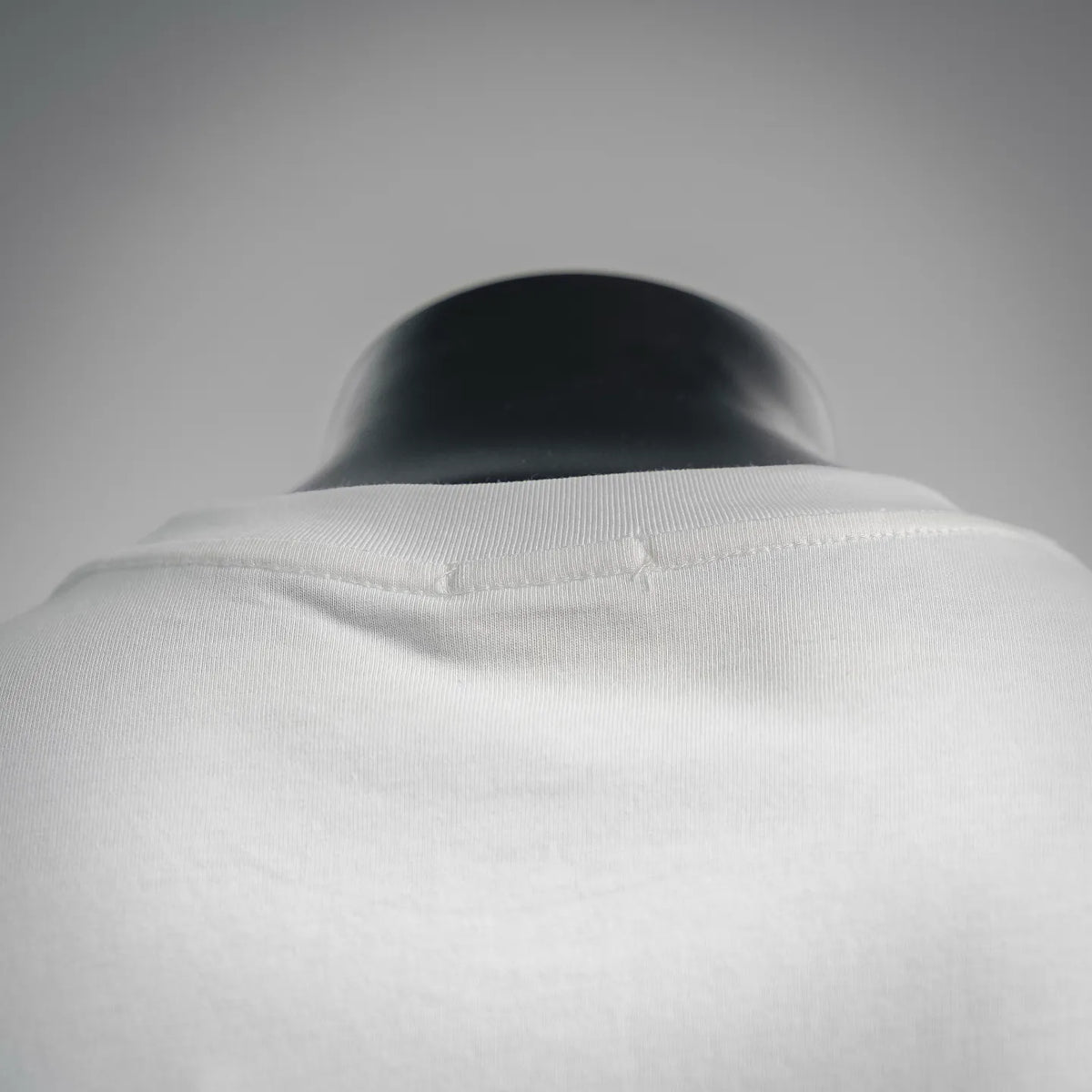 White T-shirt crew neck with collar seam