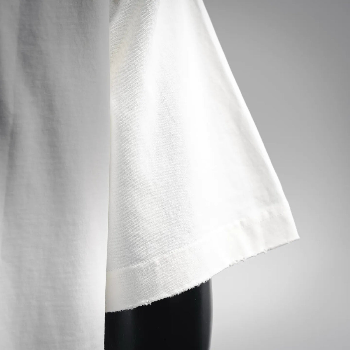 White short-sleeve T-shirt with straight hem and clean stitched seam