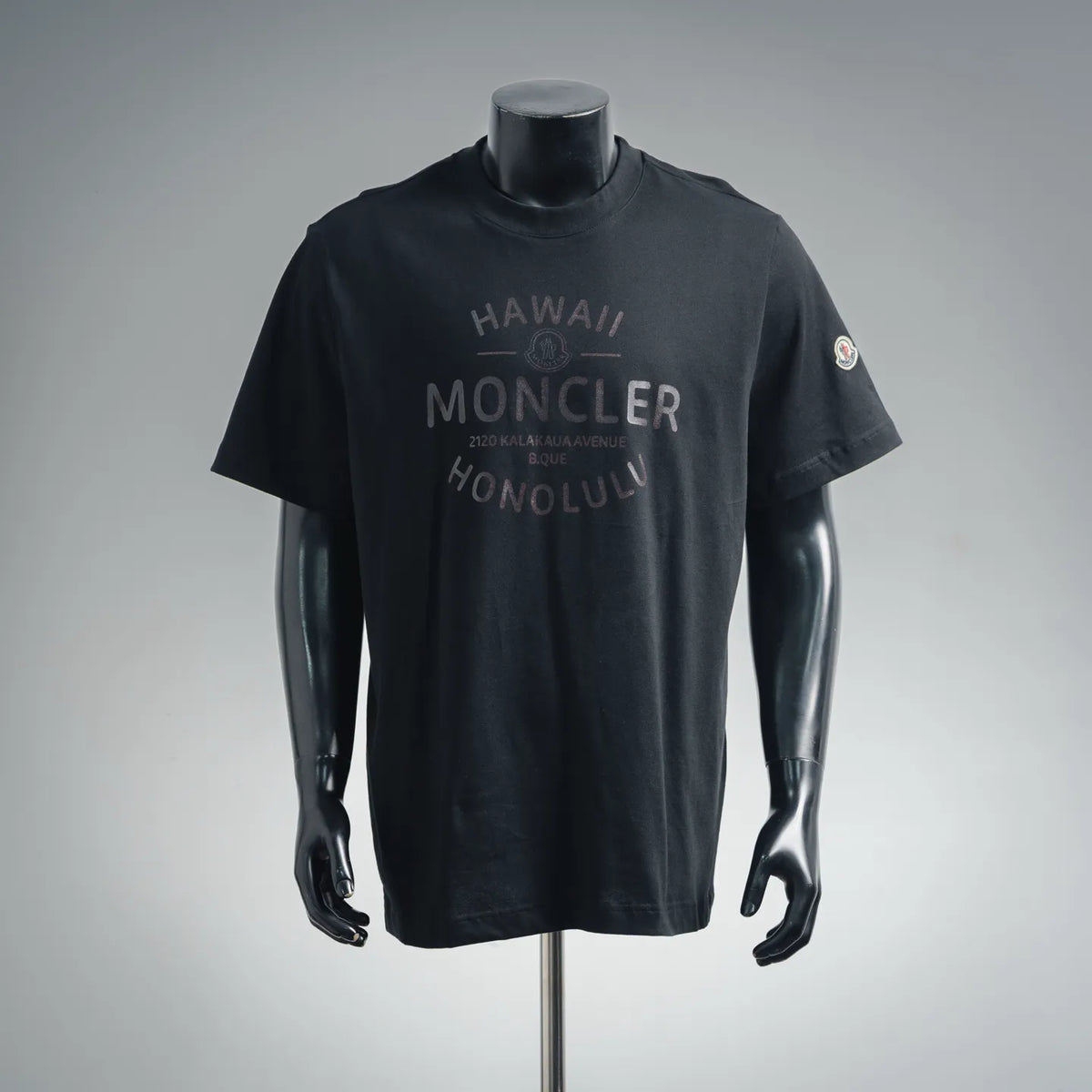 Men's black short-sleeve T-shirt with "HAWAII MONCLER HONOLULU" graphic on chest