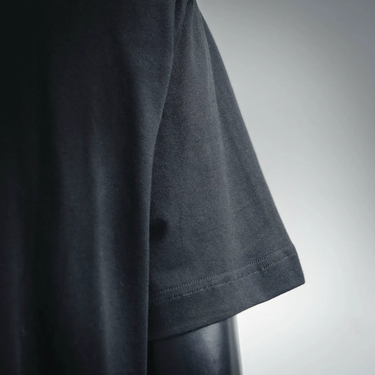 Black short-sleeve T-shirt sleeve hem and fabric texture