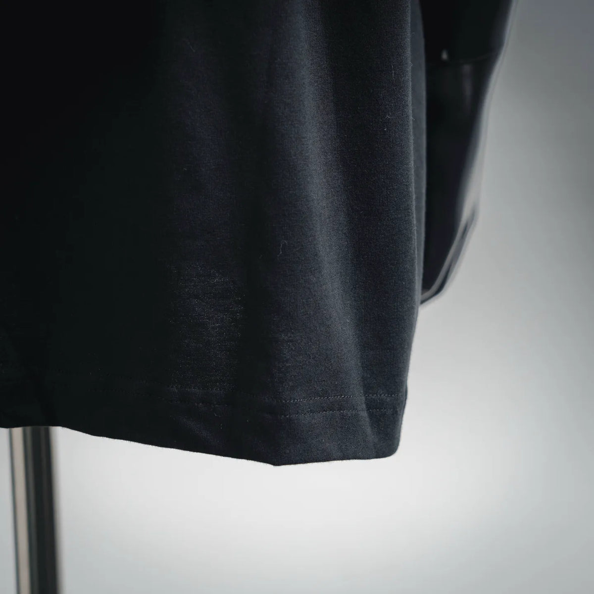 Black short-sleeve T-shirt bottom hem with stitched edge