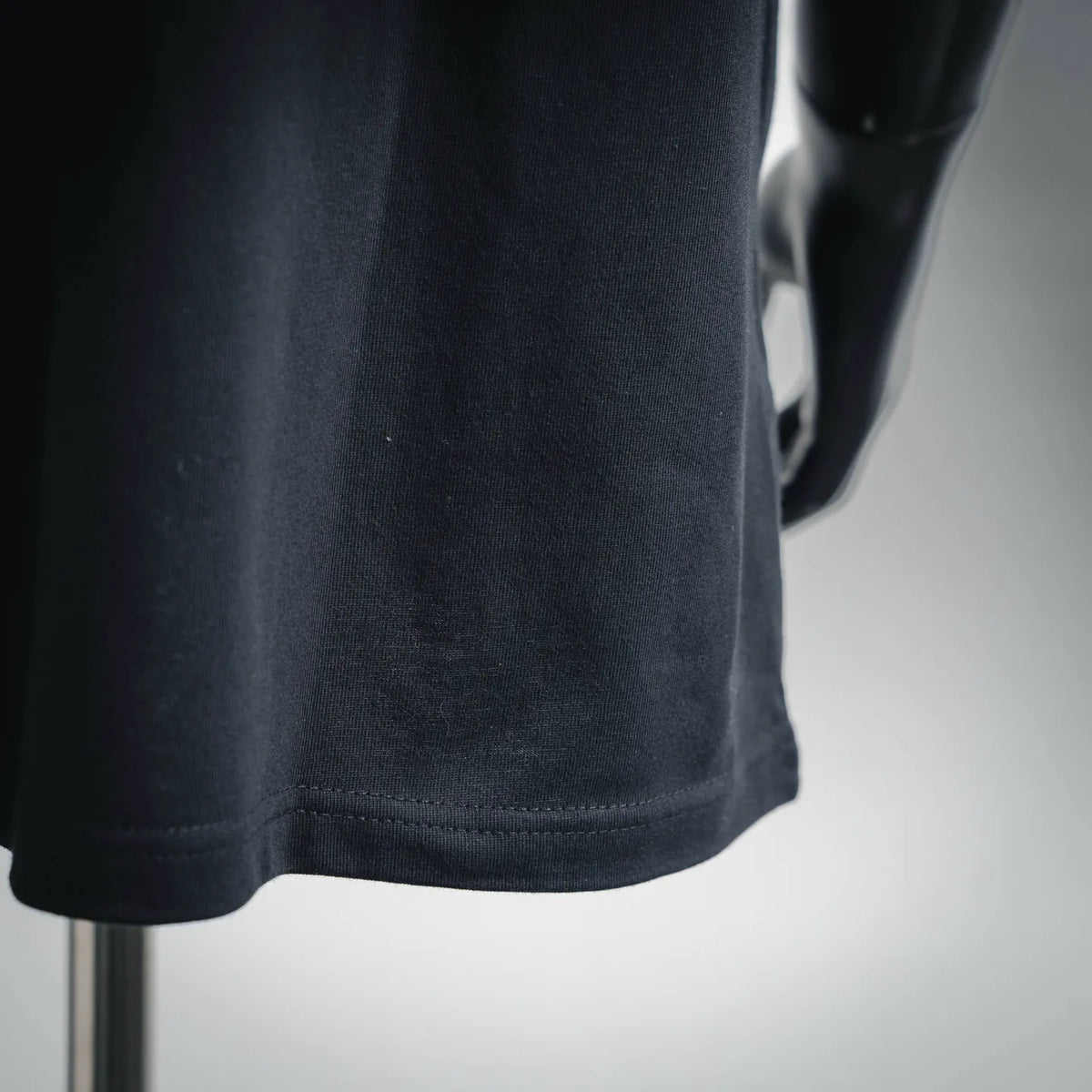 Dark T-shirt with stitched bottom hem and smooth jersey knit