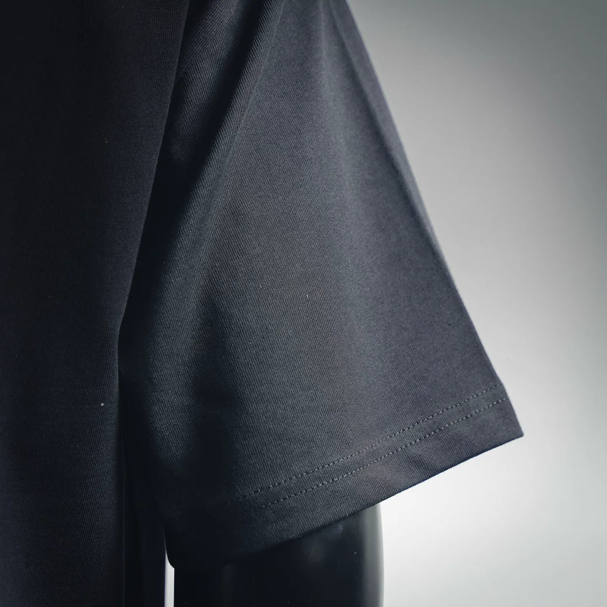 Dark short-sleeve T-shirt sleeve with stitched cuff edge