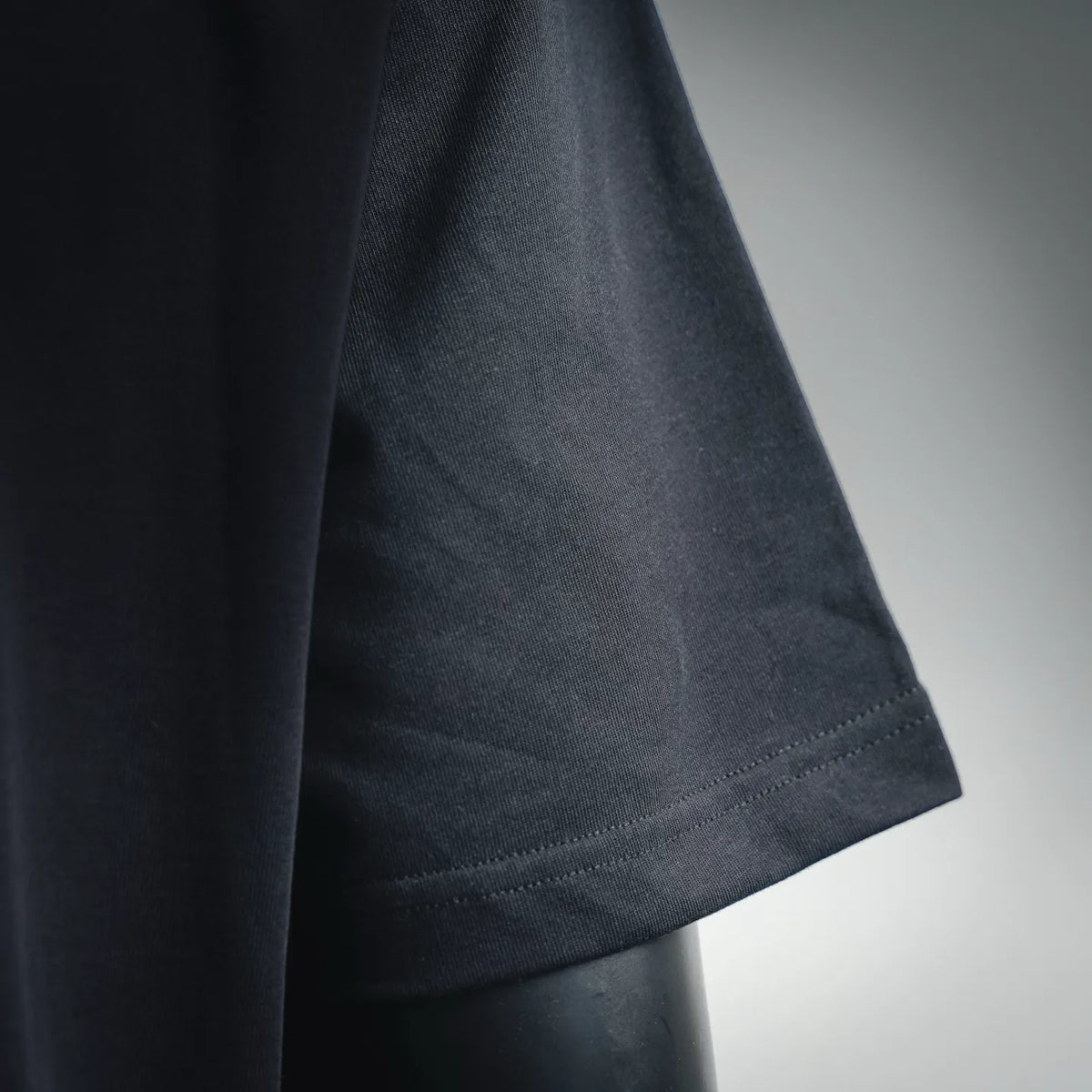 Black short-sleeve T-shirt sleeve hem and stitched cuff detail