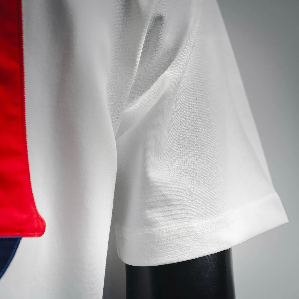 Moncler white short-sleeve T-shirt sleeve and side hem stitching detail