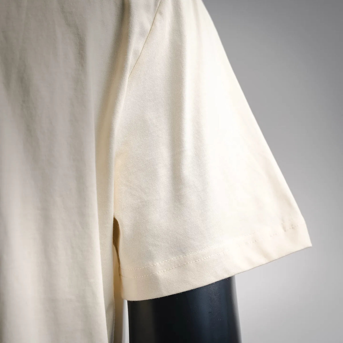 Off-white short-sleeve T-shirt with curved hem