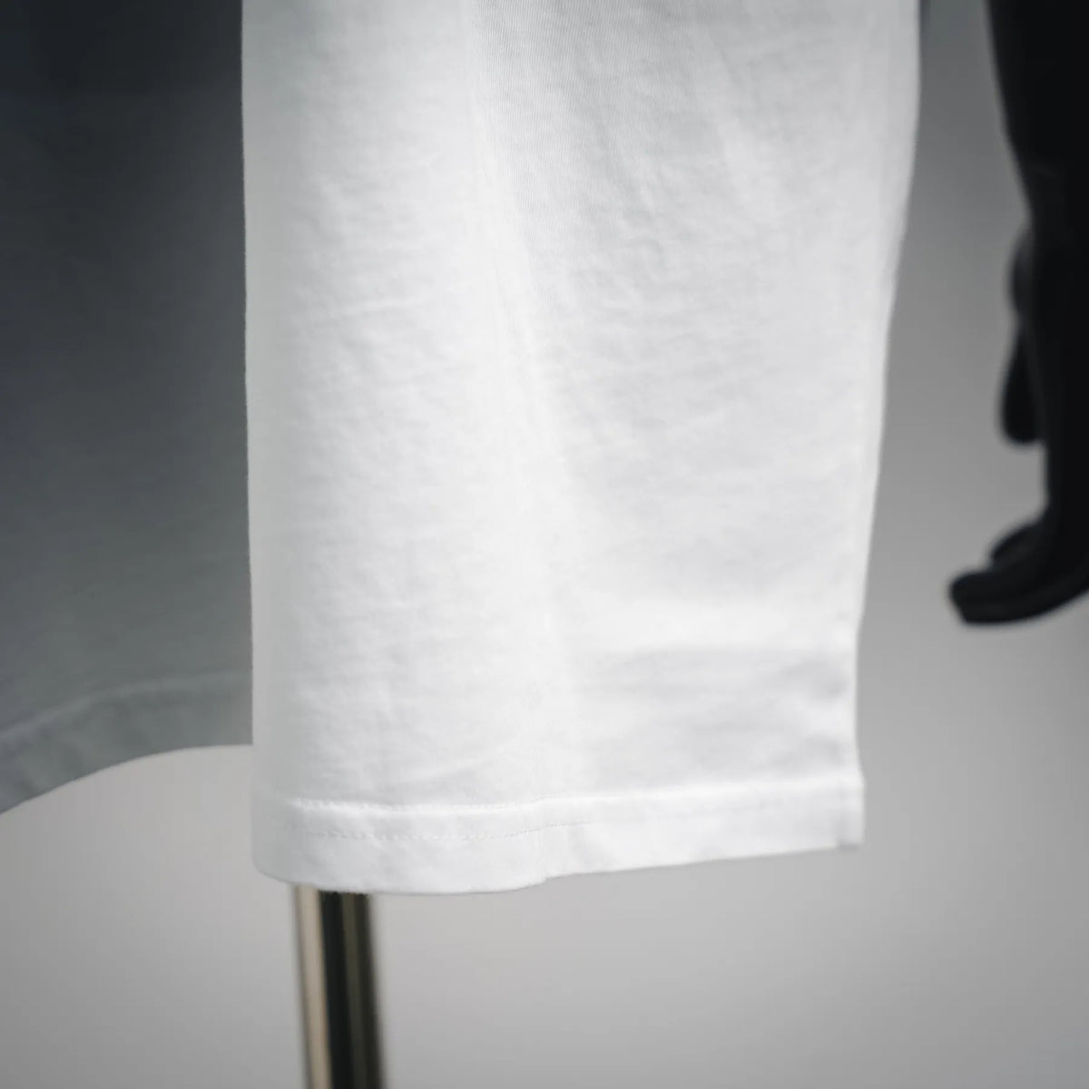 White T-shirt straight hem detail