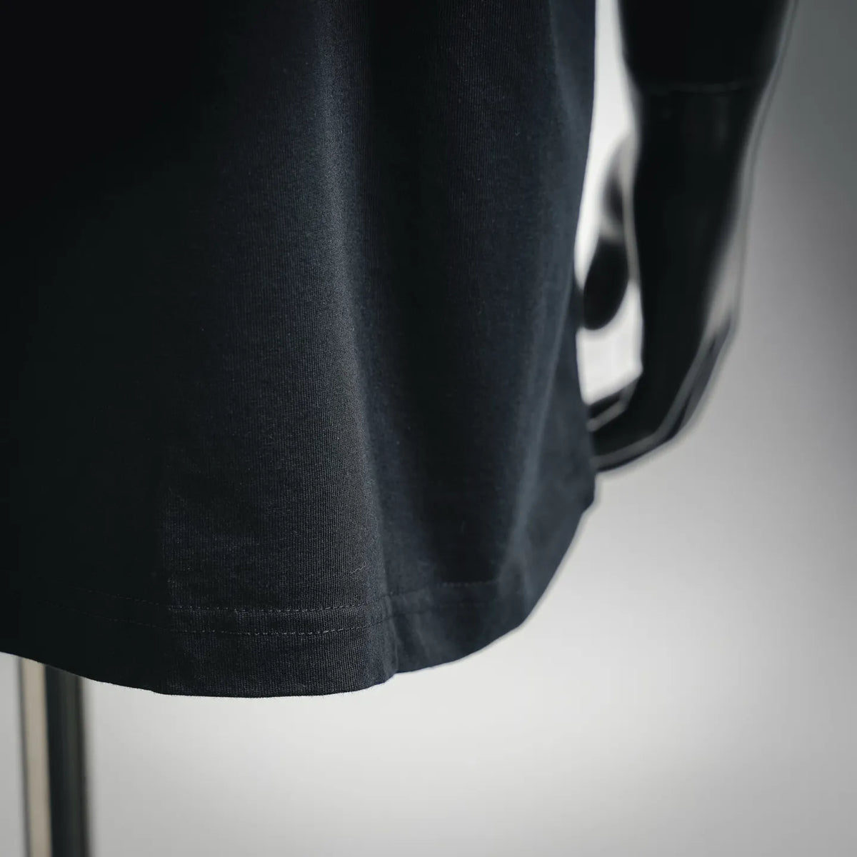Black Moncler short-sleeve T-shirt hem with stitched edge