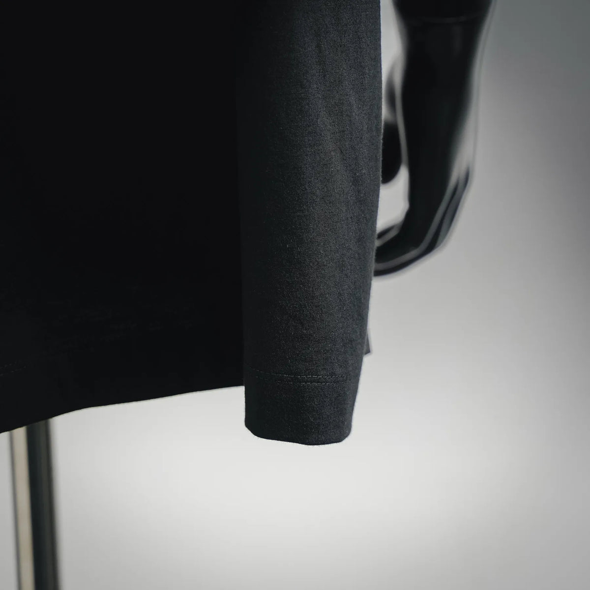Dark short-sleeve T-shirt cuff with clean stitched hem