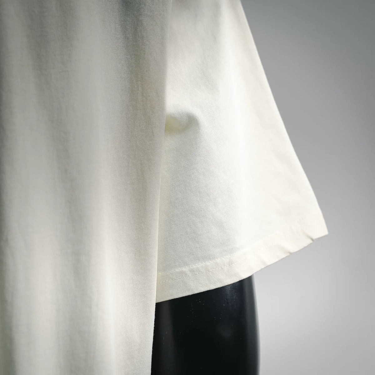 White short-sleeve T-shirt sleeve and side hem stitching close-up