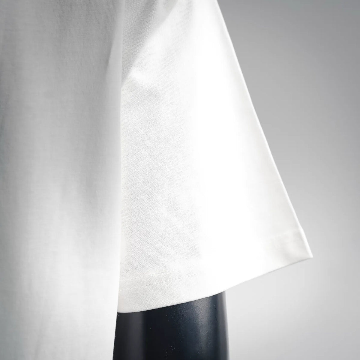 White short-sleeve T-shirt with side seam and sleeve edge