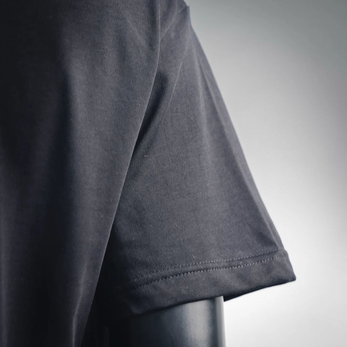 Moncler dark gray/black short-sleeve T-shirt sleeve and cuff stitching