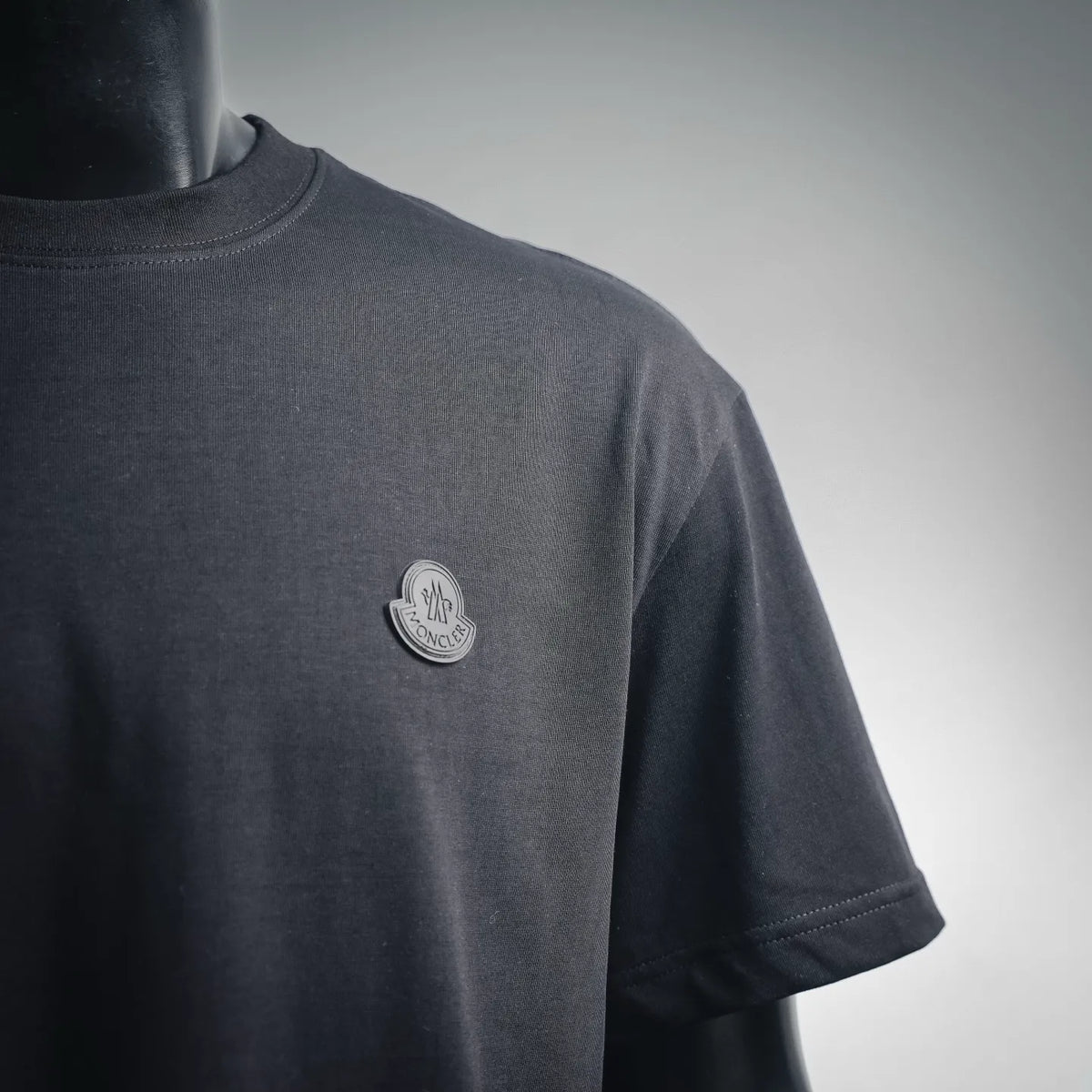 Moncler short-sleeve T-shirt with round chest logo patch on dark gray/black