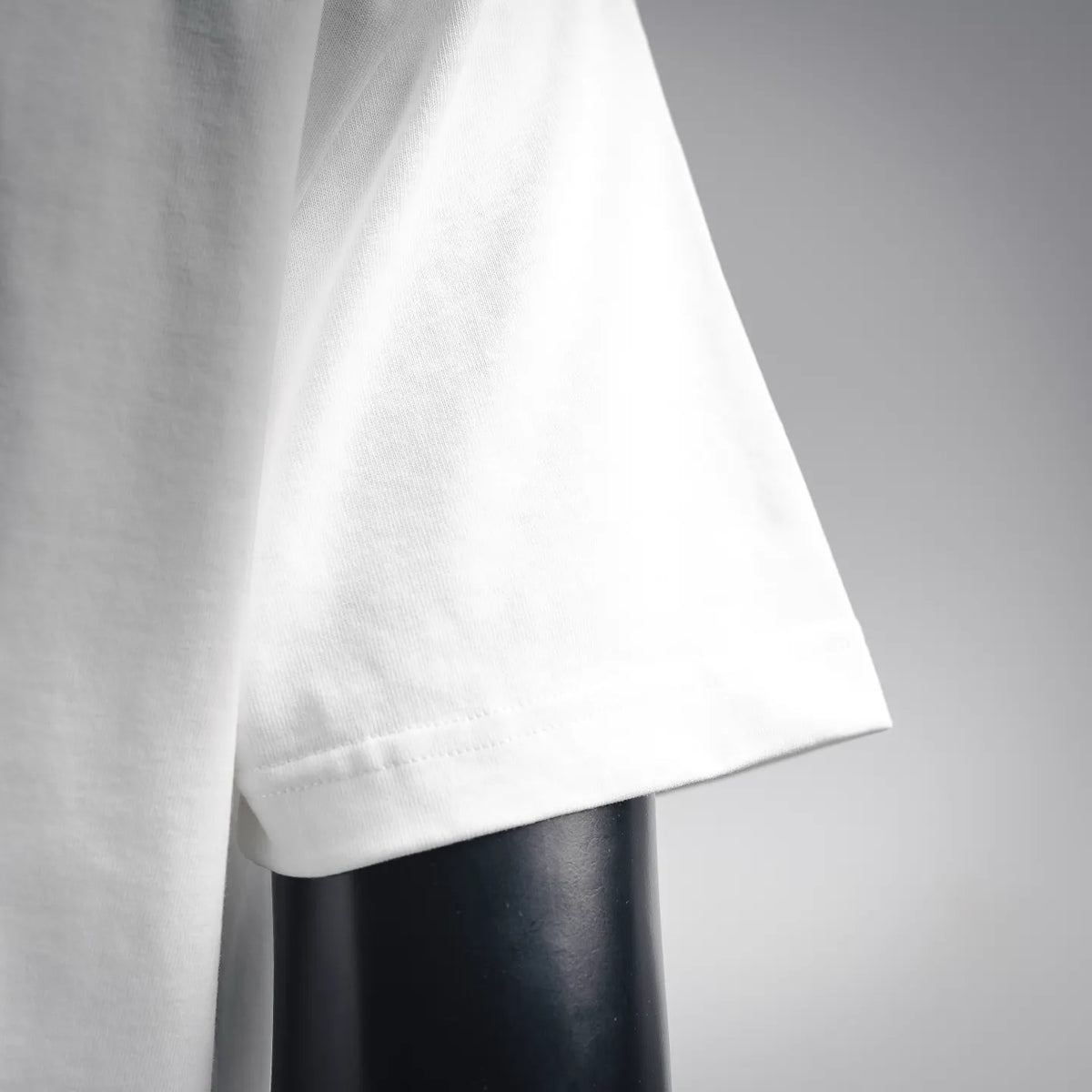 Moncler white short-sleeve T-shirt sleeve and shoulder seam detail