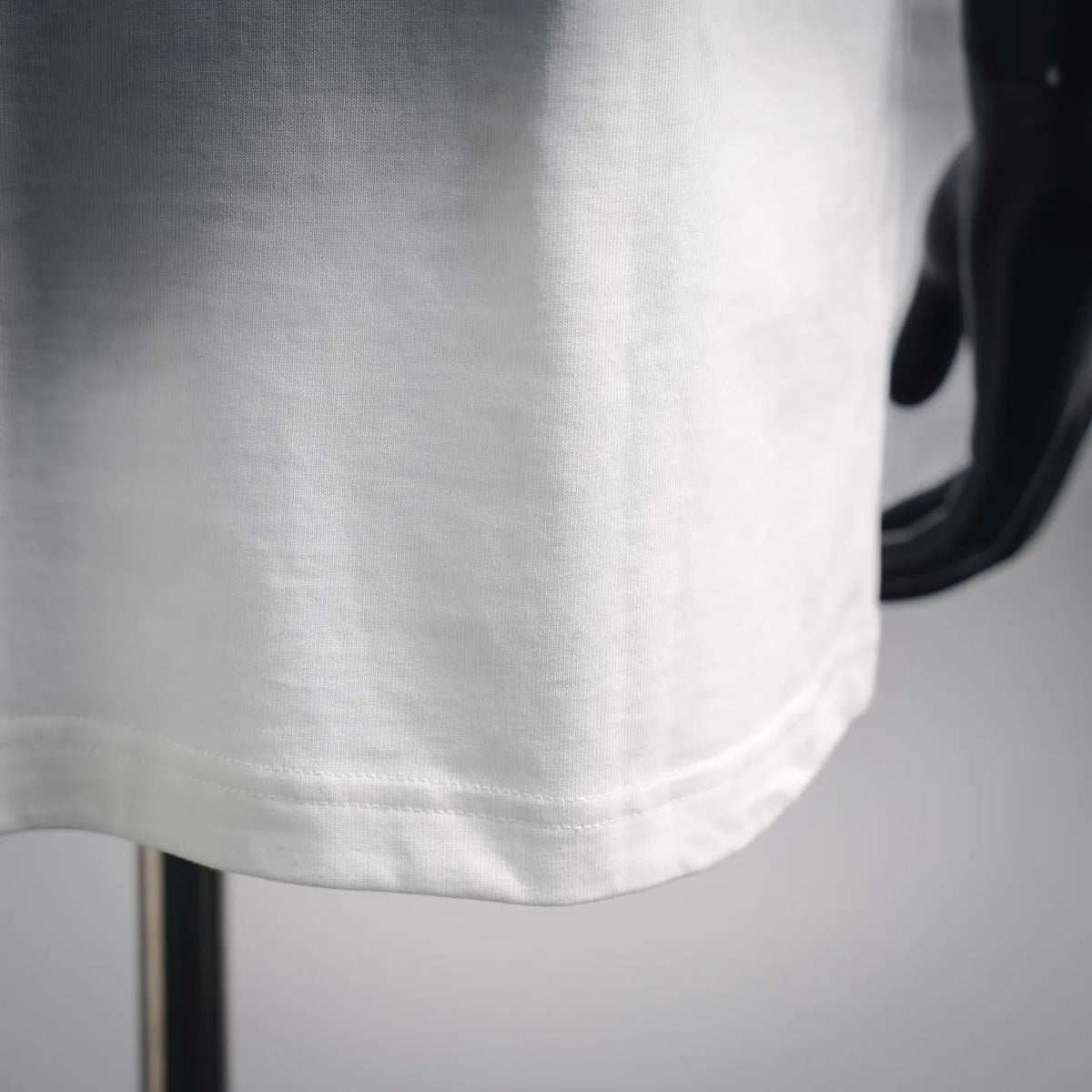 Moncler white short-sleeve T-shirt hem with stitched finish