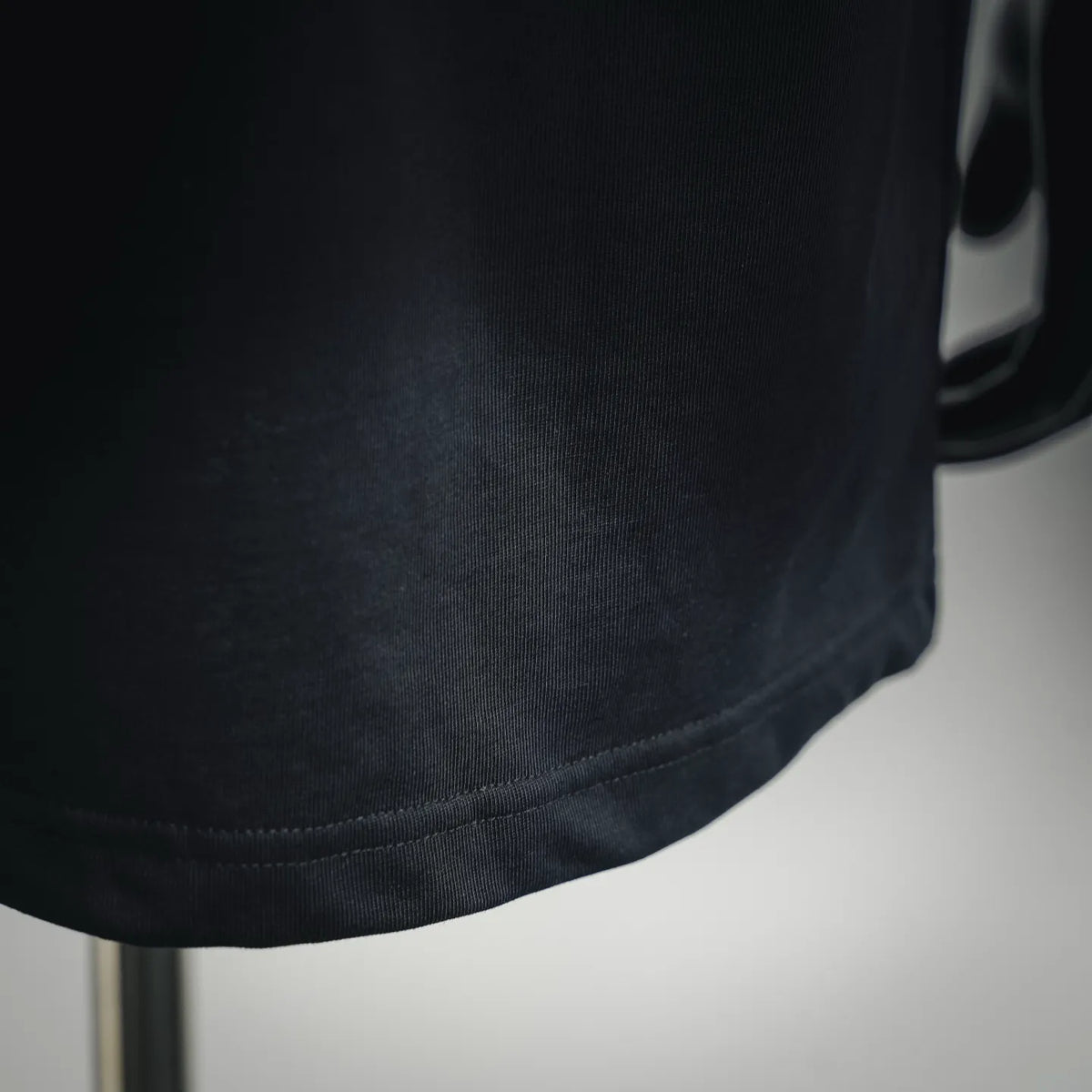 Black Moncler short-sleeve T-shirt sleeve hem and fabric texture