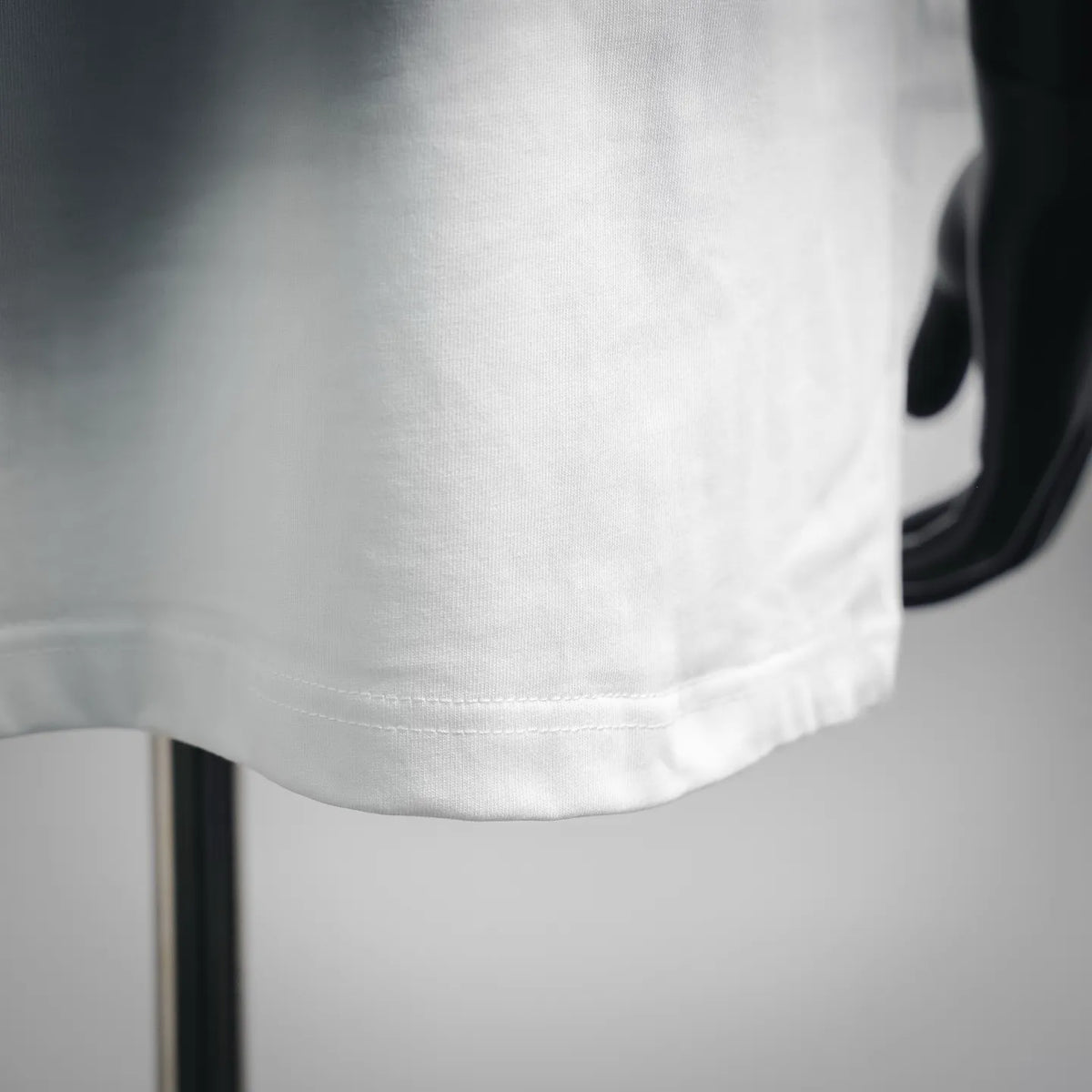 Men's white crew-neck T-shirt, straight hem with double-stitched edge