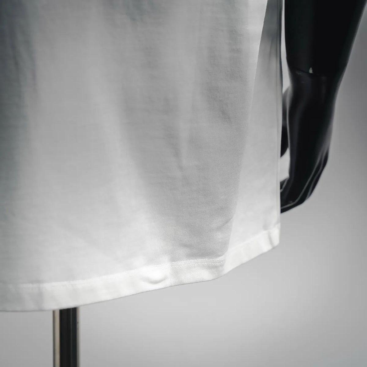 Off-White T-shirt front hem and side seam, off-white fabric