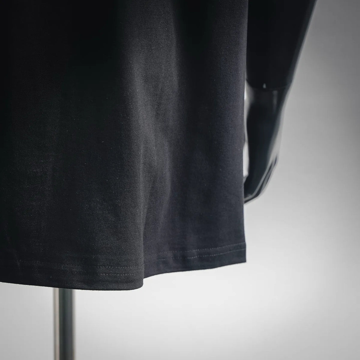 Black short-sleeve T-shirt sleeve and hem in smooth knit fabric