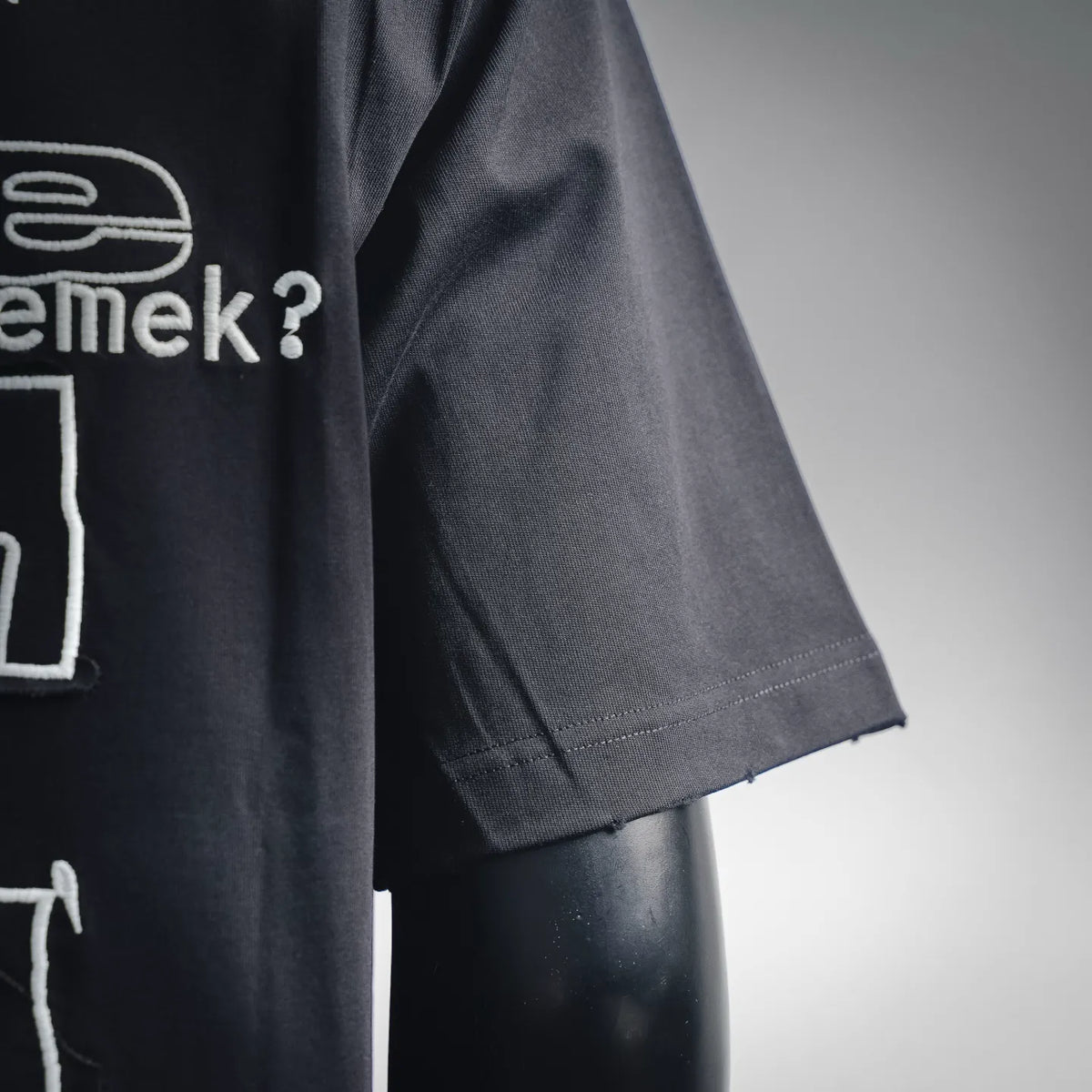 Off-White short-sleeve T-shirt hem and sleeve cuff detail, dark fabric