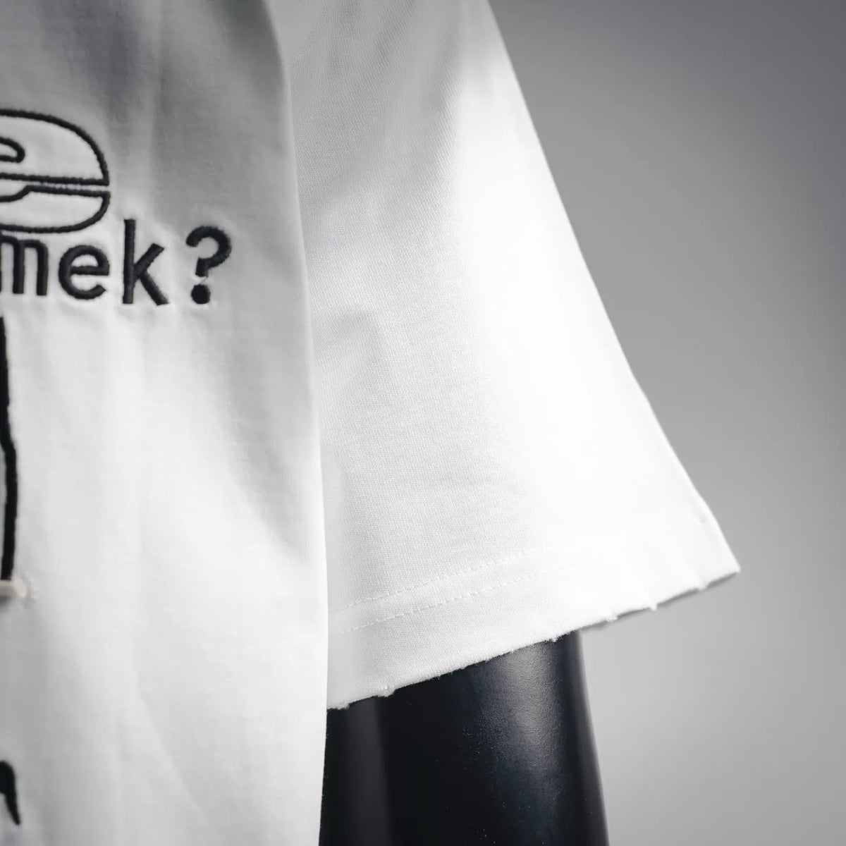 Off-White short-sleeve T-shirt hem with clean stitched finish, off-white white