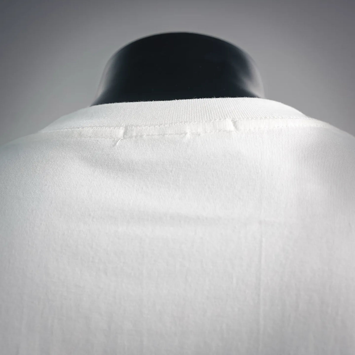 White long-sleeve T-shirt back yoke and neckline seam
