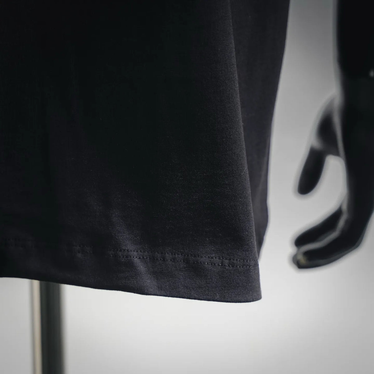 Stone Island short-sleeve T-shirt hem, dark gray stitched bottom edge