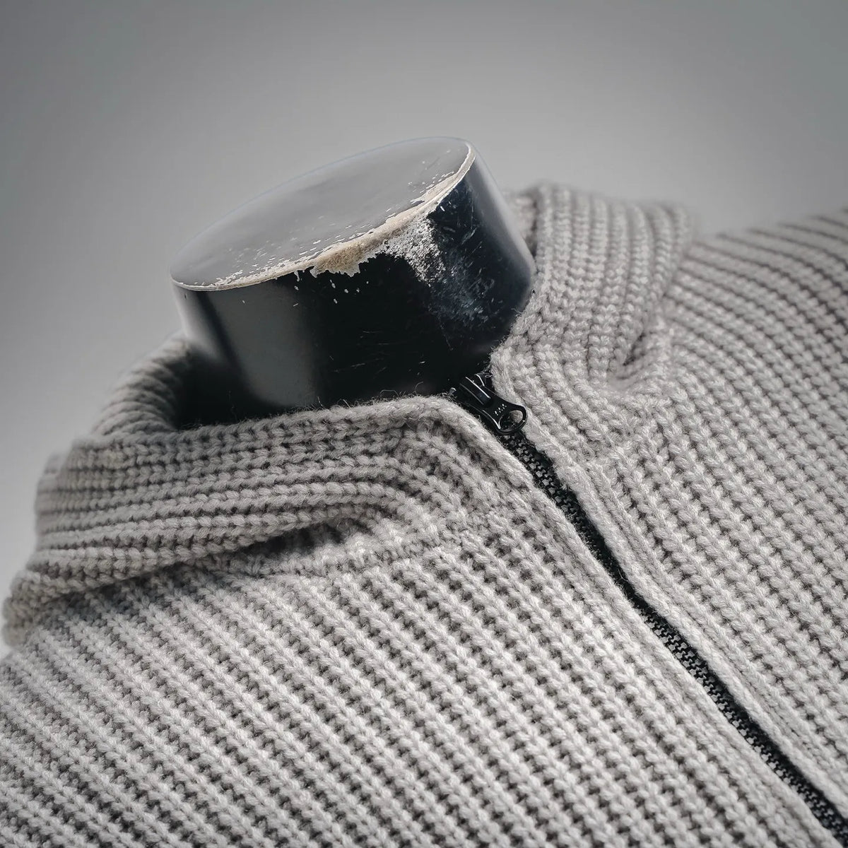 Stone Island light gray knit collar with central zip and ribbed scarf-like texture