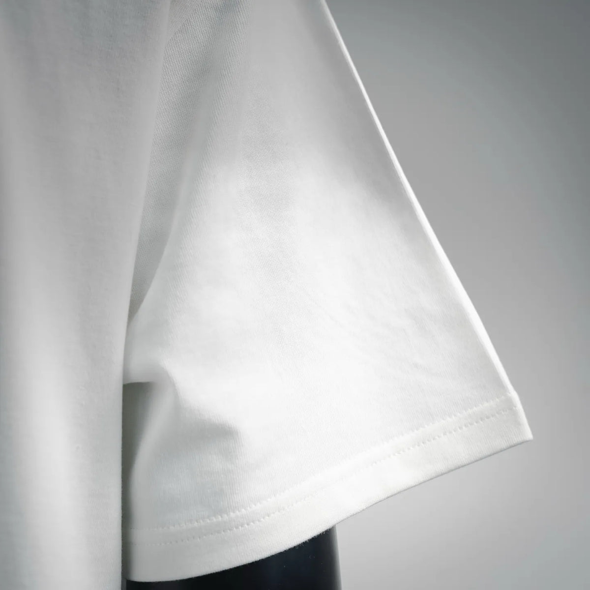 White short-sleeve T-shirt sleeve cuff with double-stitched hem