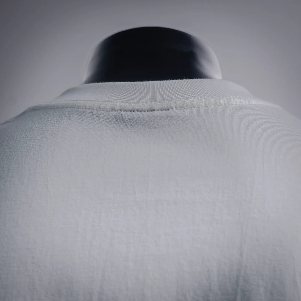 White short-sleeve T-shirt collar and back yoke stitching