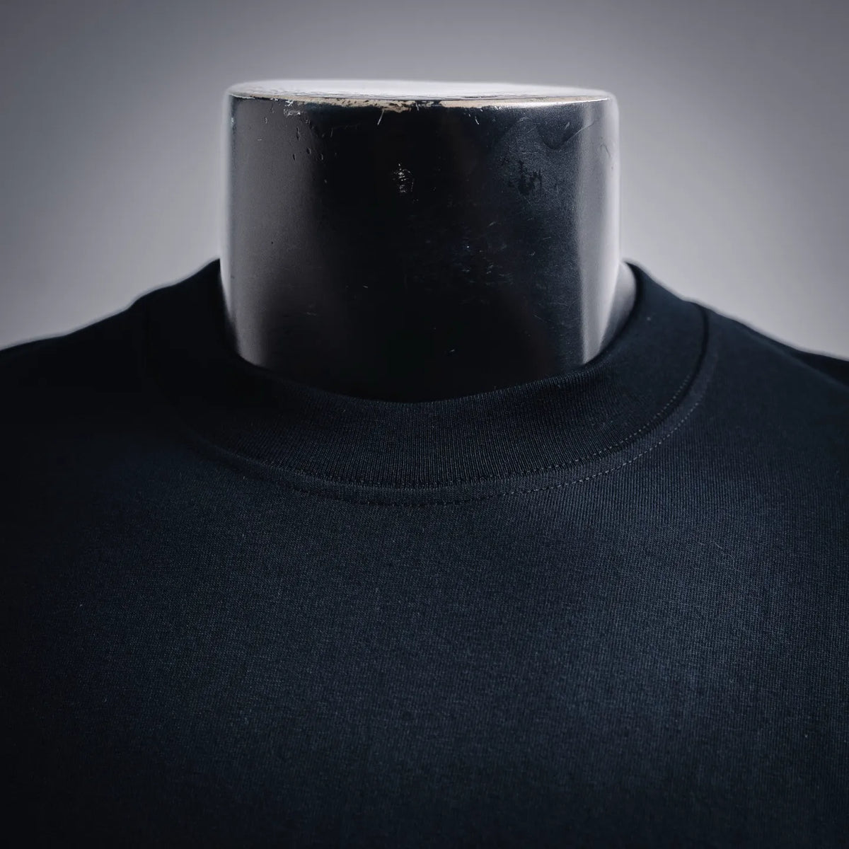 Stussy short-sleeve T-shirt collar and neckline seam, dark navy
