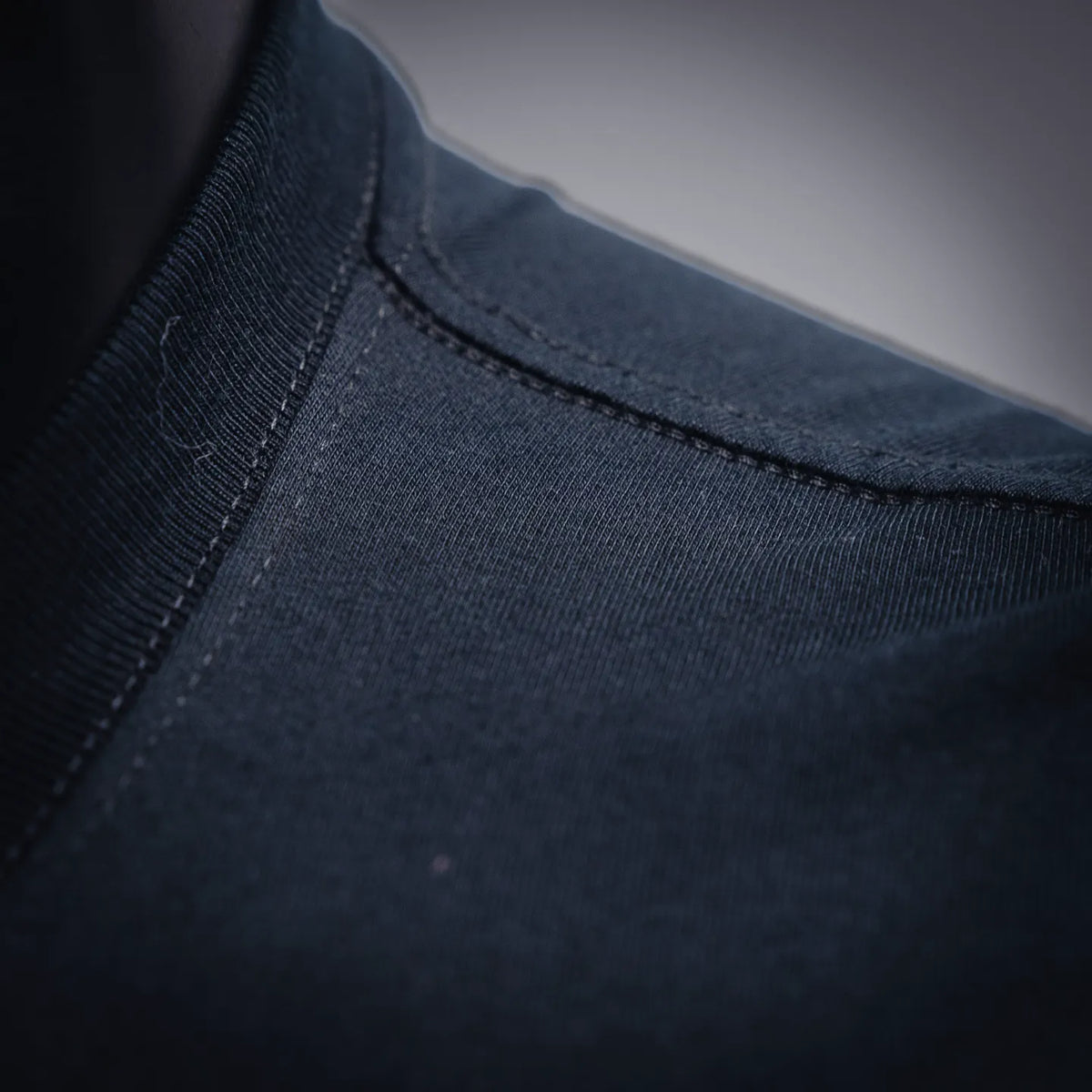 Black T-shirt collar seam and ribbed neckline
