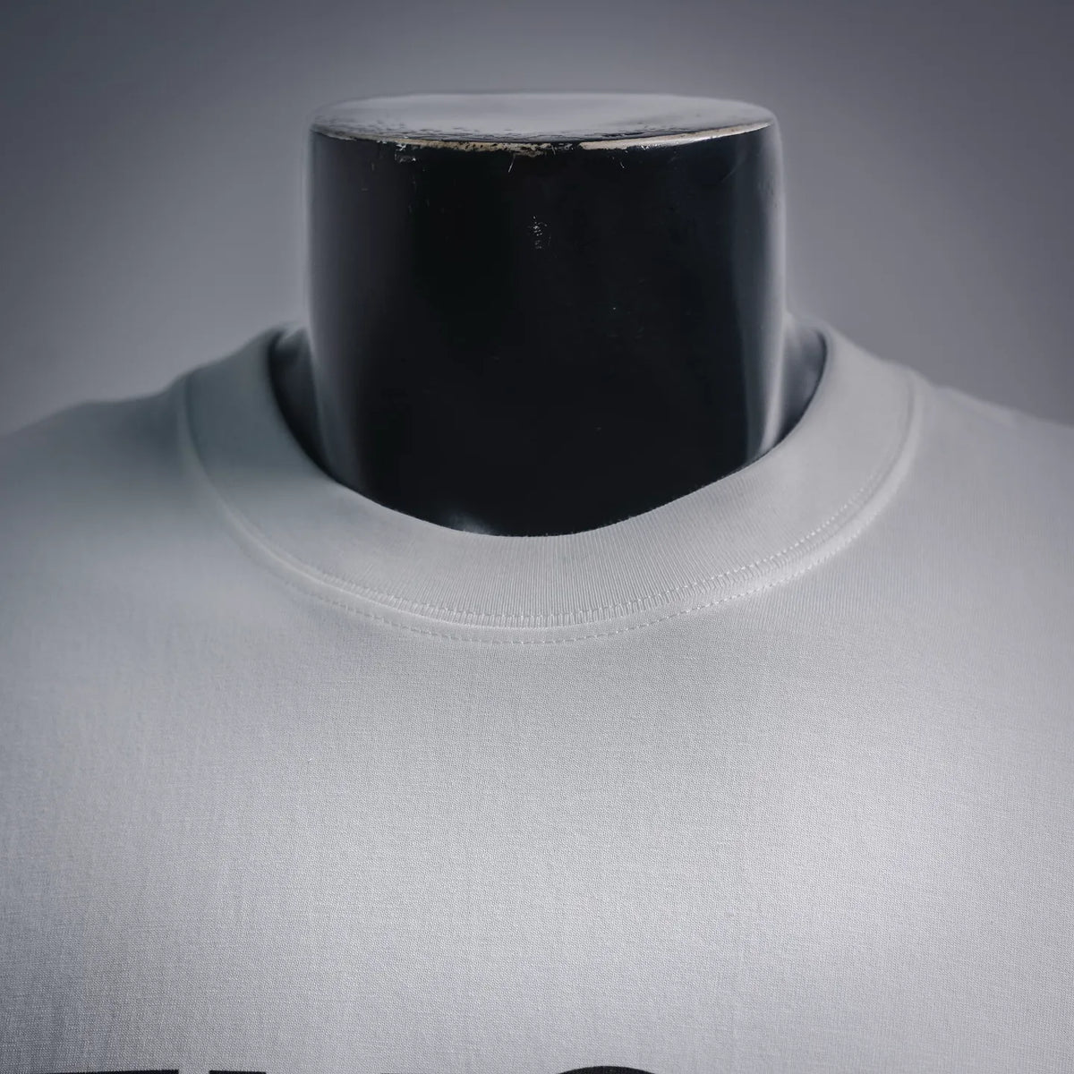 White short-sleeve T-shirt crew neck and collar seam