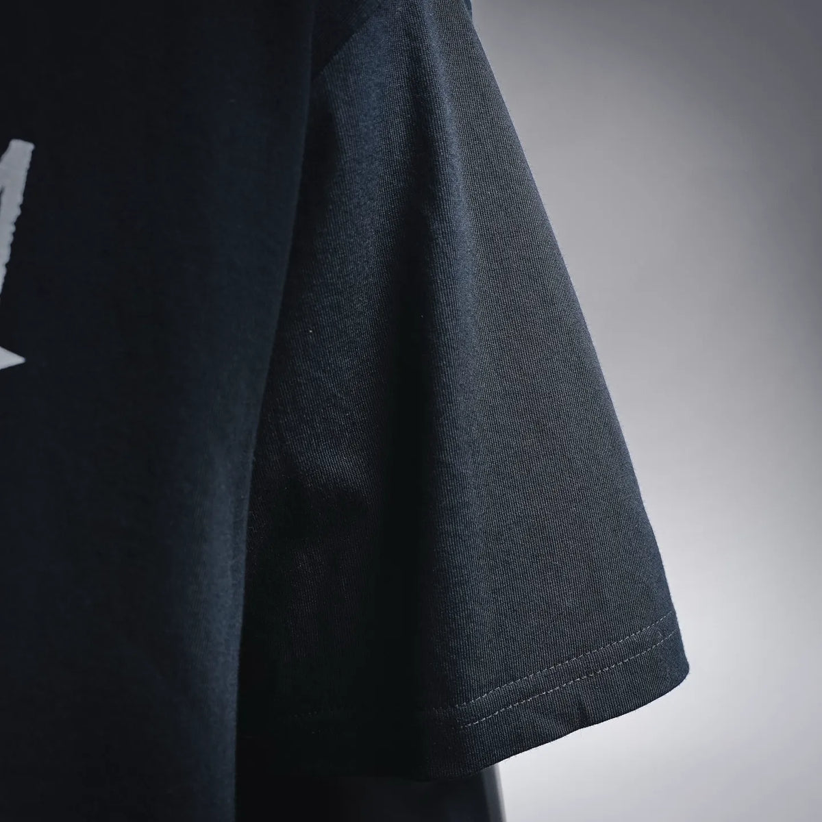 Black short-sleeve T-shirt sleeve with stitched hem edge