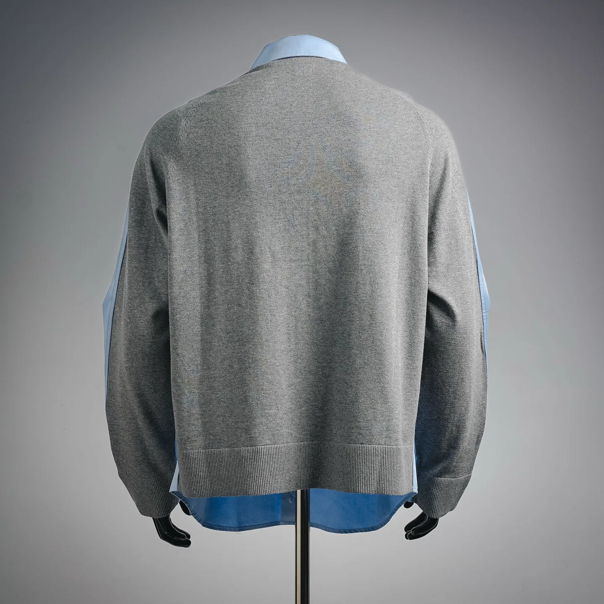 Two-tone shirt back with grey upper and light blue hem panel